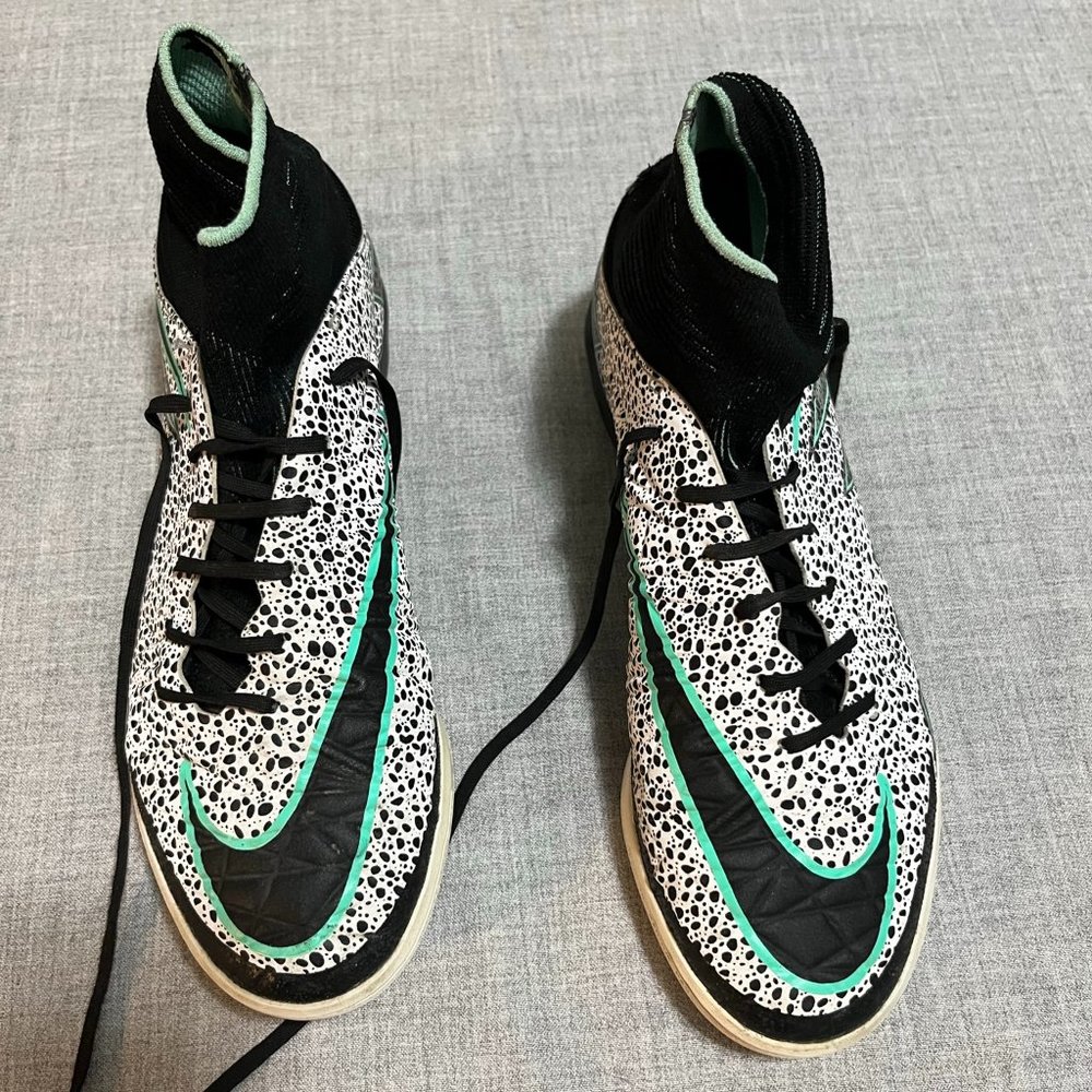 Nike hyper venom shoes Size 6Youth